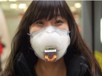 有人发明了一种能展示表情的雾霾口罩