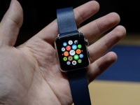 Apple Watch首日订购量远超Android手表全年销量