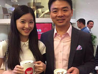 央视曝光京东卖假货，刘强东却和奶茶在拍婚照