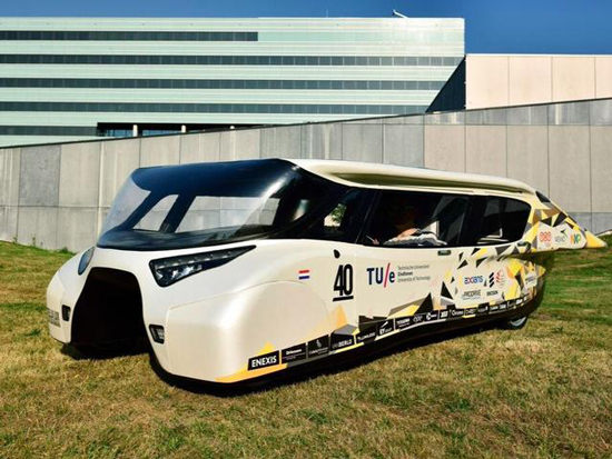 Stella Lux太阳能汽车 充一次电跑上千公里