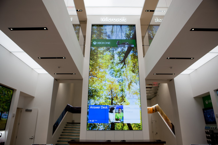 比苹果Apple Store更气派！全球最大微软旗舰店开业