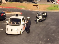 太逗了！谷歌无人汽车因速度过慢被交警拦停