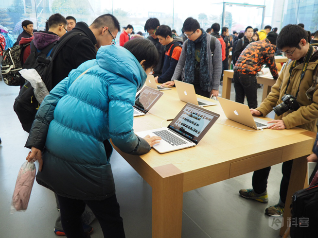 广州首家Apple Store正式开幕 暴雨也灭不了果粉的热情