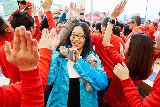 广州首家Apple Store正式开幕 暴雨也灭不了果粉的热情