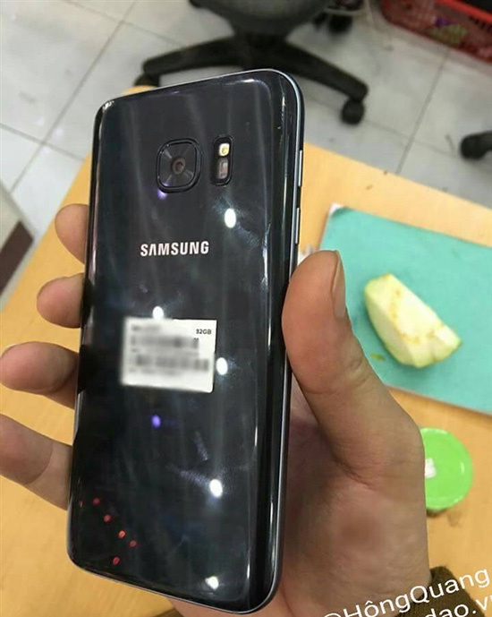 三星Galaxy S7真机曝光：浓浓的塑胶味