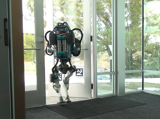 视频：最强直立行走机器人Atlas 可以拿来随意调戏