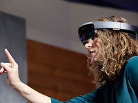 微软HoloLens正式开放购买：每人限购5台