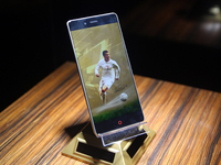 国际足球巨星C罗亮相微博 代言nubia Z11无边框手机