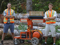 两个大学生逃课，竟为了发明会种树的机器人