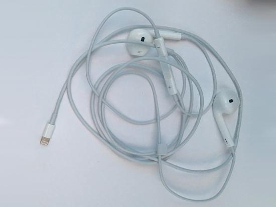 iPhone 7新版耳机曝光：3.5mm耳机孔真要被毙了！