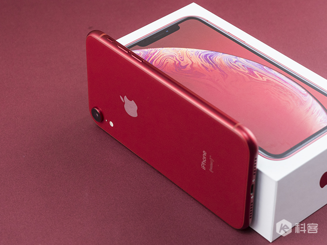 苹果iPhone XR开箱：这一抹红色最独特