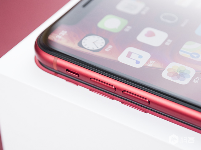 苹果iPhone XR开箱：这一抹红色最独特