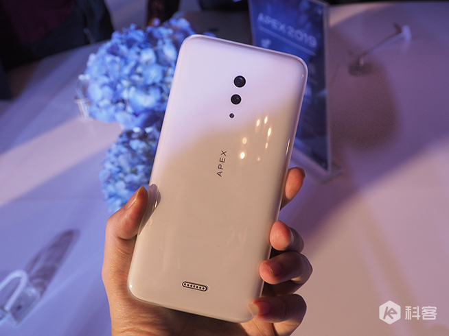 vivo APEX 2019上手图赏：一体化设计感极强 按键开孔通通消失