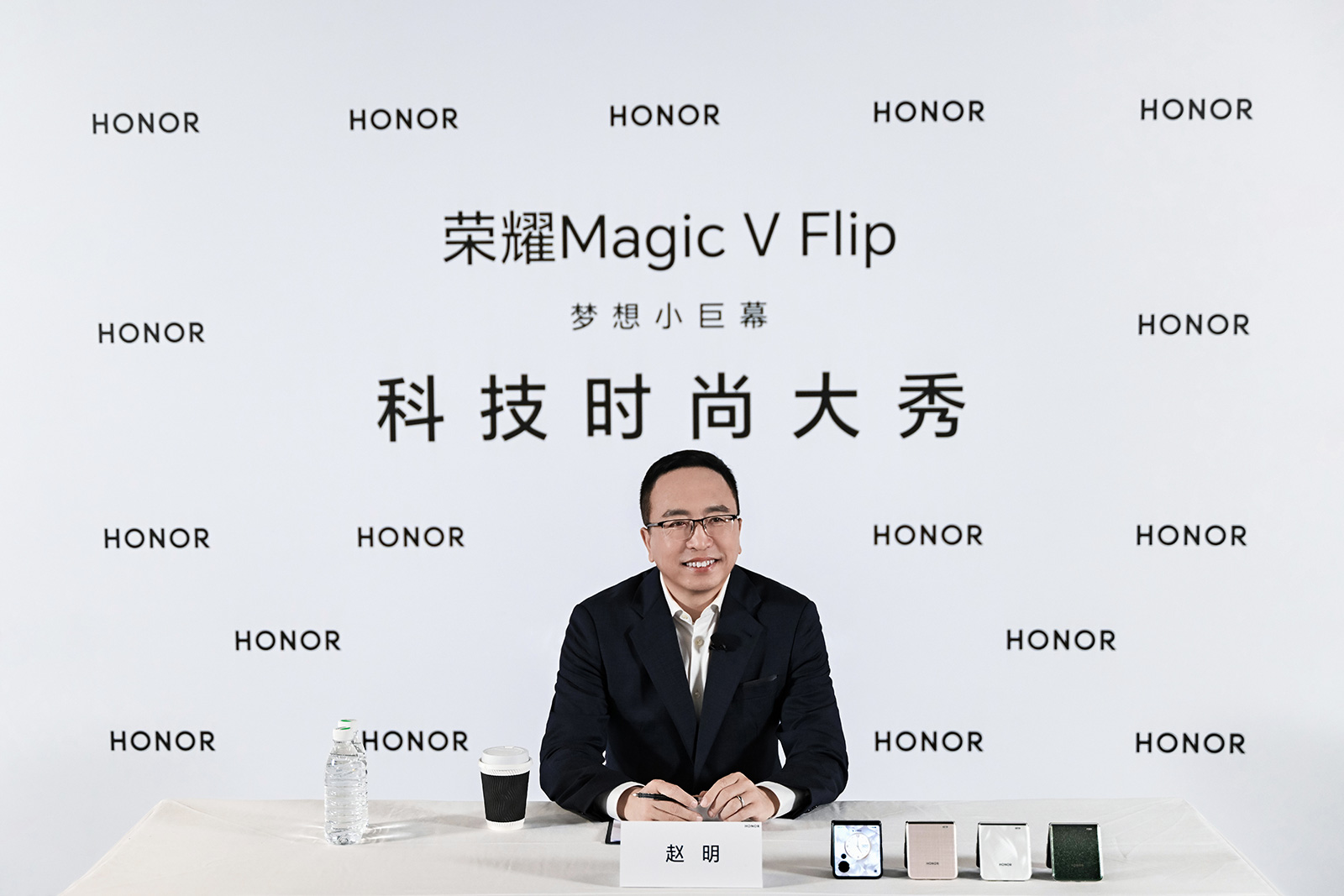 荣耀Magic V Flip重新盘活小折叠，赵明称苹果AI落后荣耀三年