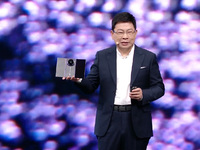 华为手机王者归位！Mate XT 2非凡大师首发麒麟9050 Pro