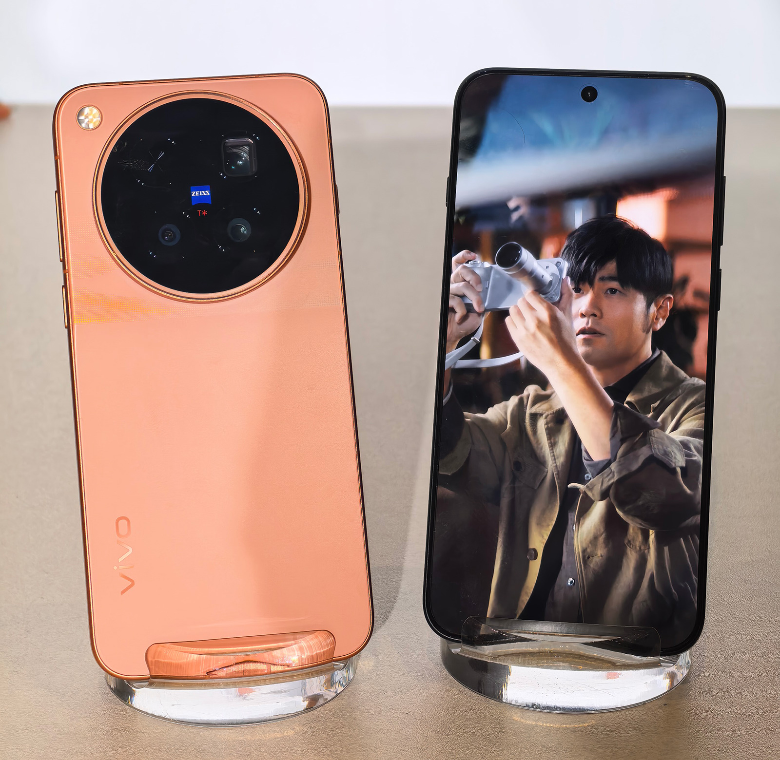 蓝厂连夜听劝！vivo X500系列新增16GB+1TB版，发力视频之王